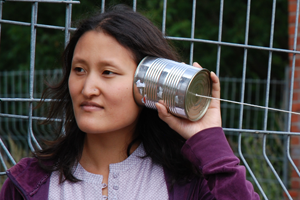 Anne mit einem Dosentelefon Gesangslehrerin Anne mit einem Dosentelefon